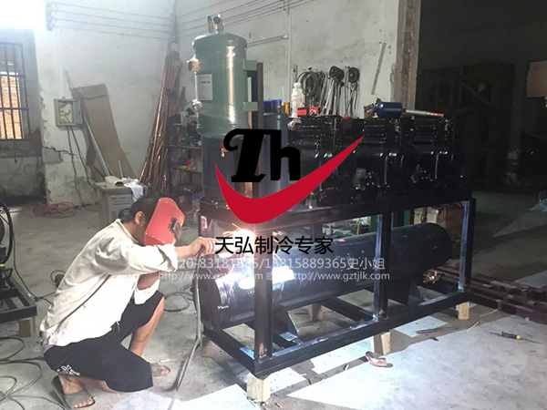 仓库装机现场（原装爱默生c-1500三并联水冷机组）